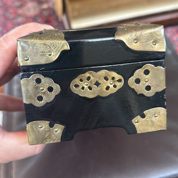 Vintage black wood and brass jewelry box - Picture 6 of 13